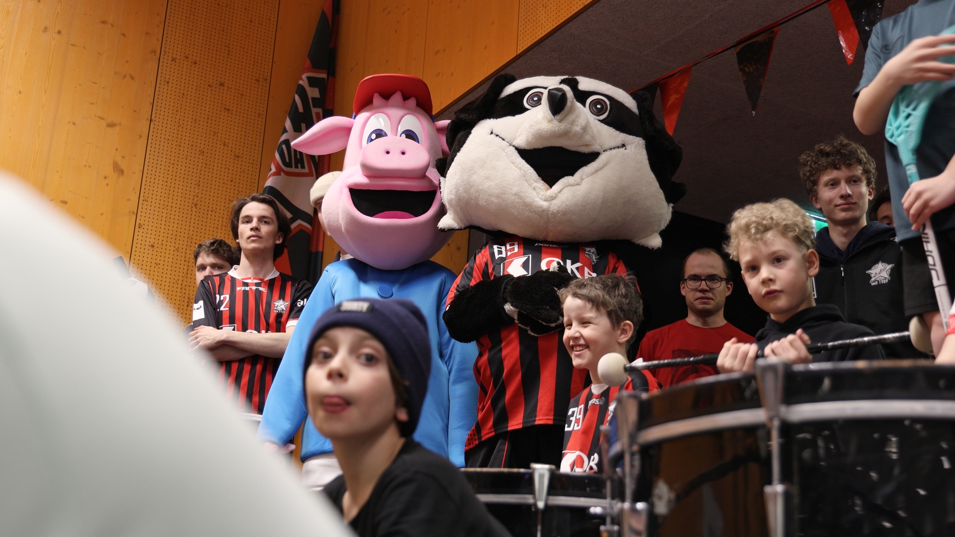 Die Maskottchen Adi Astra und Zinsli sind in dieser Zeit gute Freunde geworden.