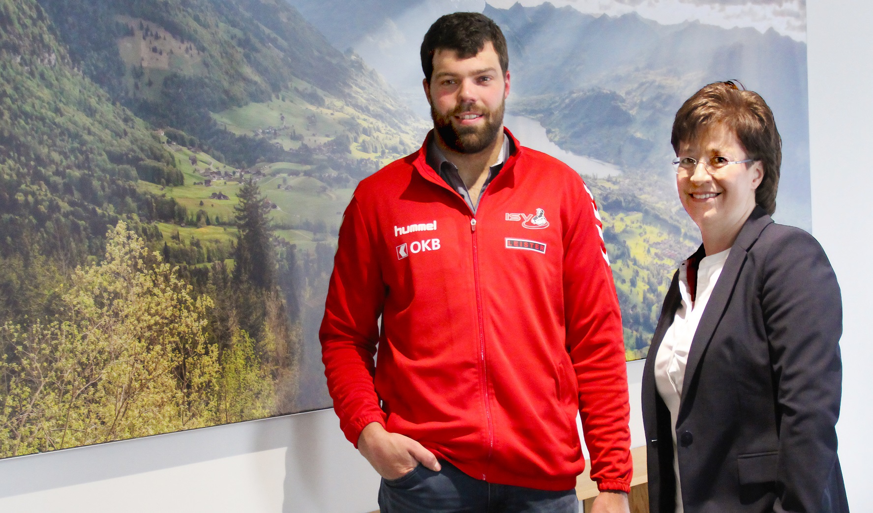 Margrit Koch, OKB-CEO und Schwinger Jonas Burch bei der Vertragsunterzeichnung.