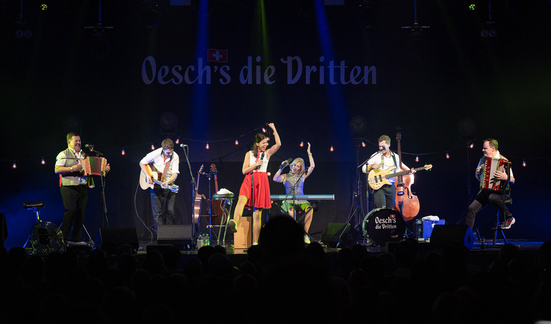 die Schweizer Volksmusikgruppe Oesch's die Dritten auf der Bühne