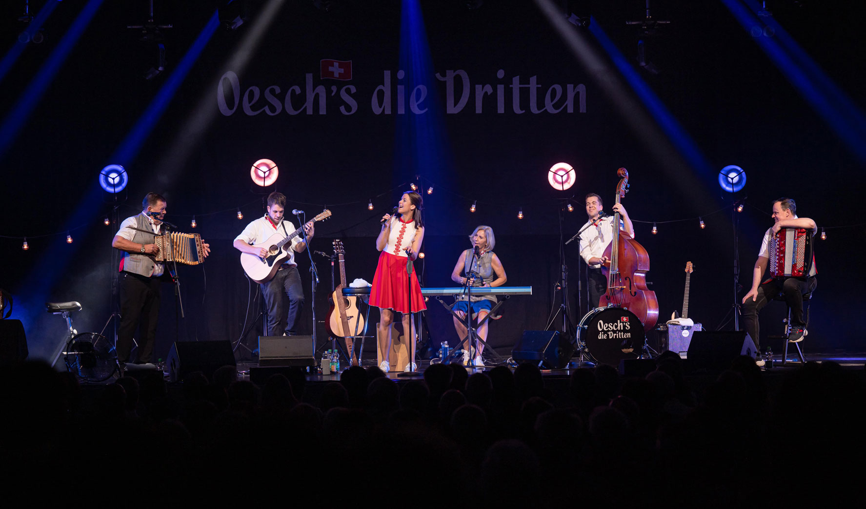 die Schweizer Volksmusikgruppe Oesch's die Dritten auf der Bühne