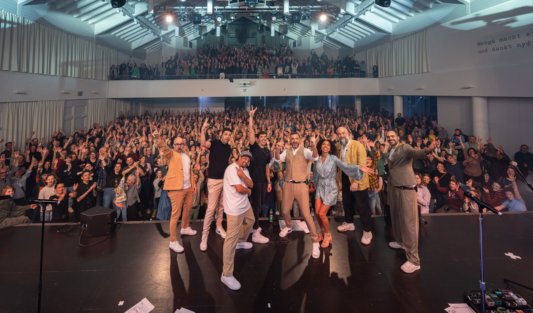 Blick von der Bühne in den Saal mit SEVEN und seiner Band und dem Publikum