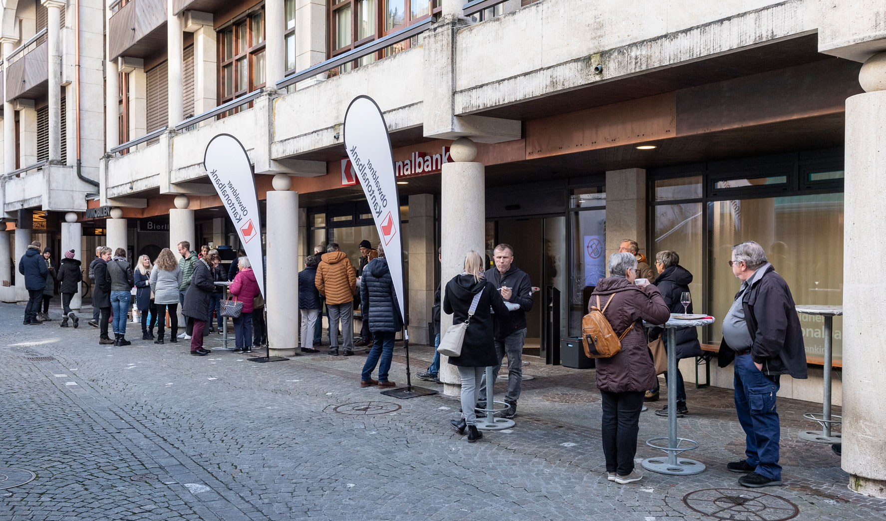 am Tag der offenen Tür der OKB-Filiale Engelberg beim Eingang Dorfstrasse