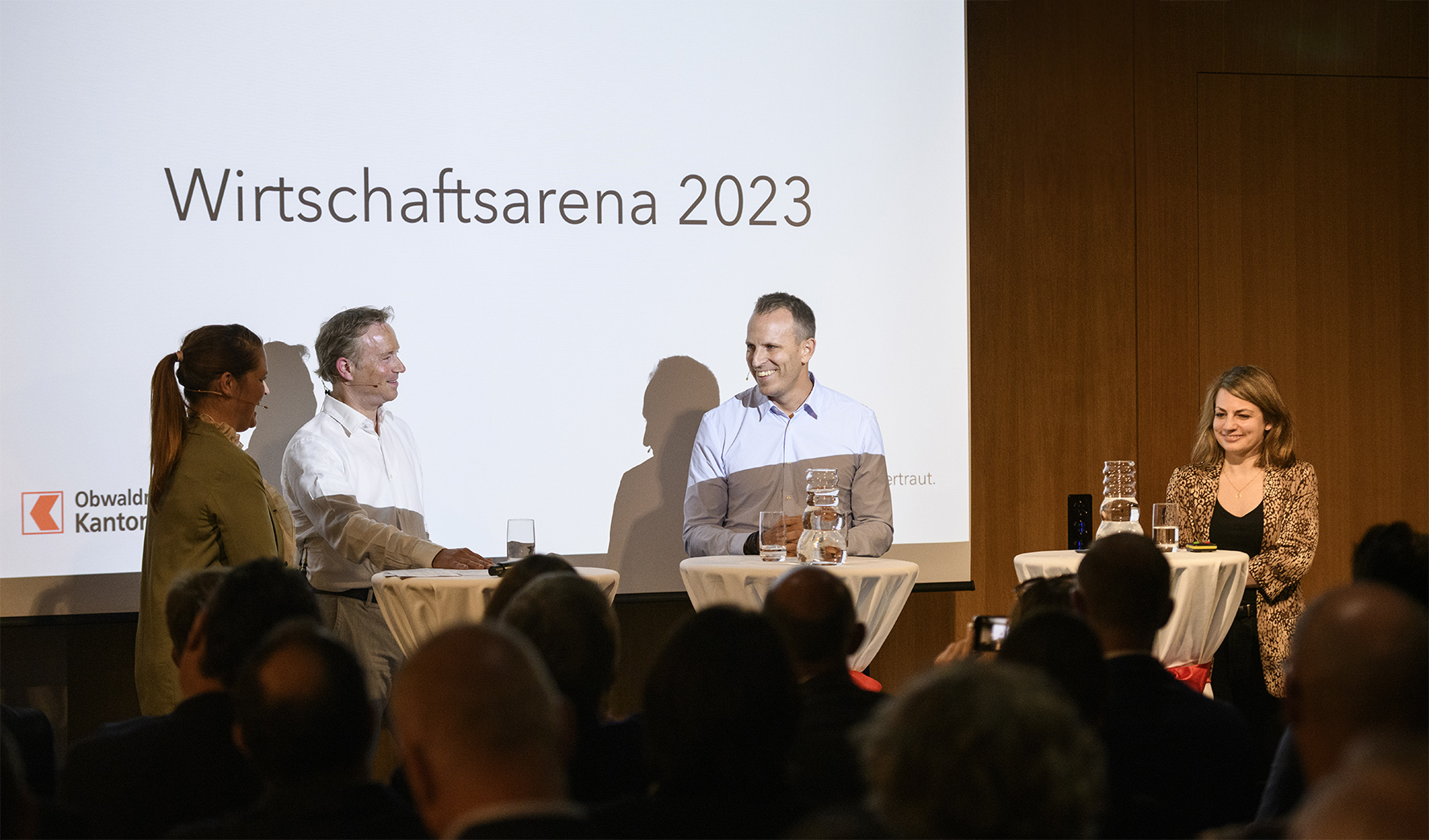 SRF-Moderatorin Michèle Schönbächler leitet die Diskussionsrunde mit Christoph Zweifel, Marco Wettstein und Dr. Anja Feierabend.