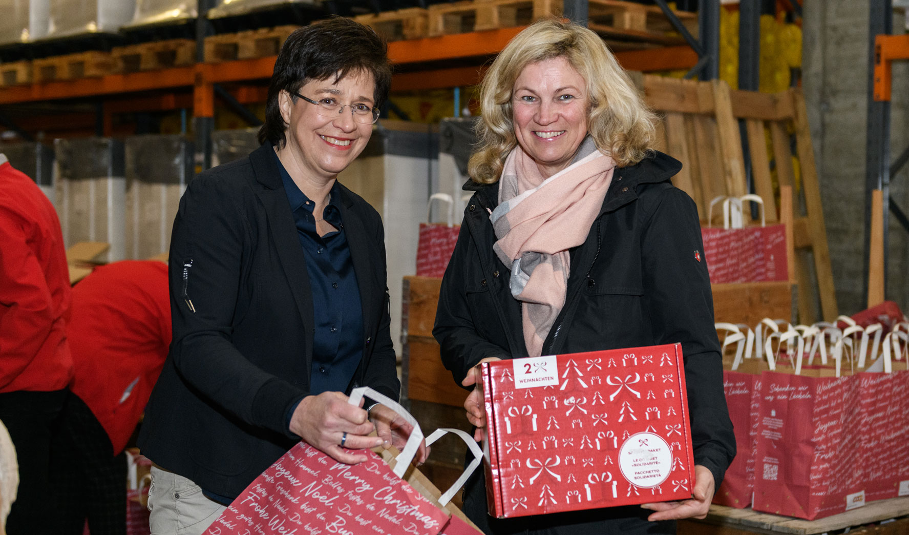 Margrit Koch, CEO der OKB und Kathrin Prätz, Präsidentin des SRK Unterwalden