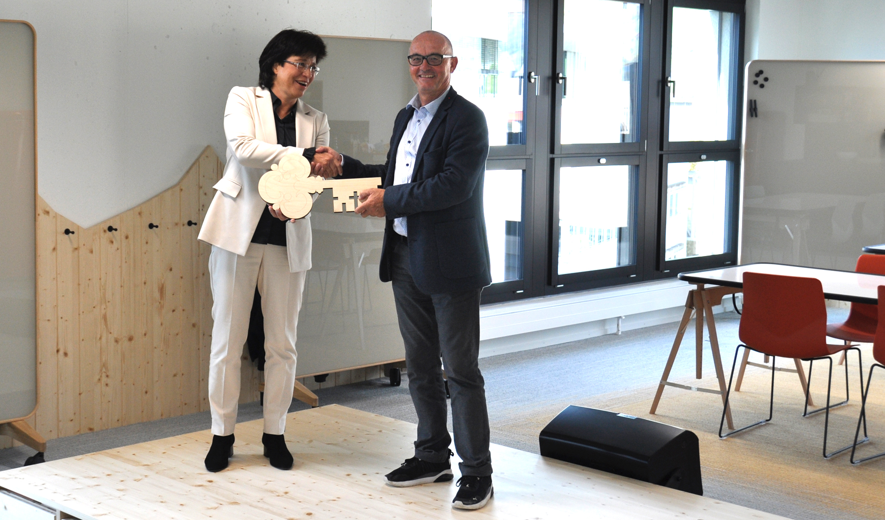 An der Eröffnungsfeier überreicht OKB-CEO Margrit Koch an Jost Ettlin, Präsident Verein Startup Pilatus, symbolisch einen Schlüssel. 