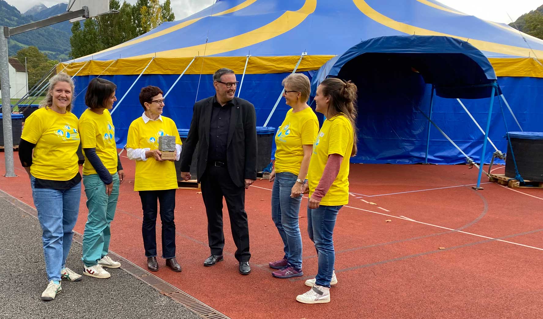 das Organisationsteam Zirkuswoche Circus Viva und OKB-GL-Mitglied Hans-Ruedi Durrer