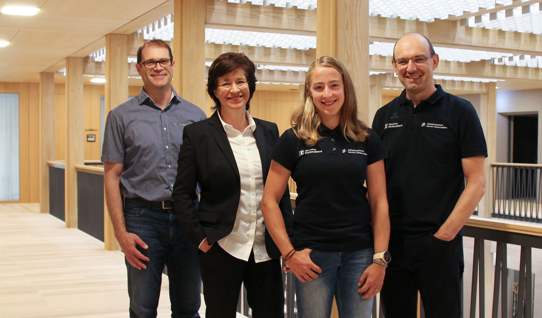 Gruppenbild: Paul Krummenacher (Präsident Leichtathletik Kerns), Margrit Koch (OKB-CEO), Sandra Röthlin und Thomas Rymann (Trainer).