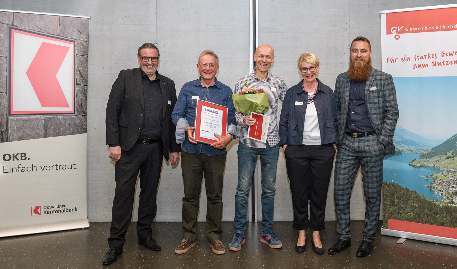 Nebeneinander stehen von links: GVO-Präsident Jonas Wieland, Kernser Edelpizle GmbH Patrick Häcki und Hans-Ruedi Durrer, Leiter Fachsupport OKB.