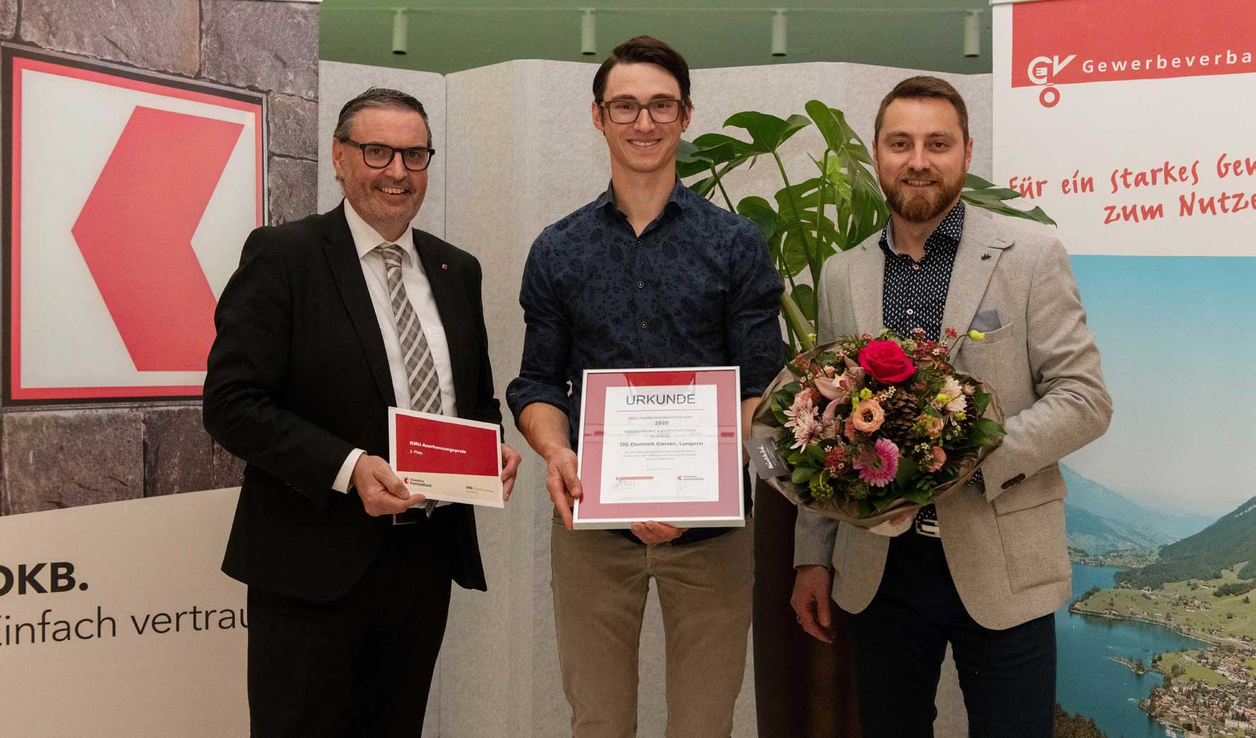 Dominik Gasser nimmt die Ehrung entgegen