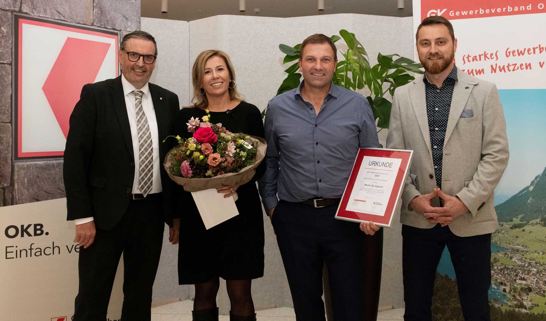Vertreter der Werth AG nehmen die Ehrung entgegen