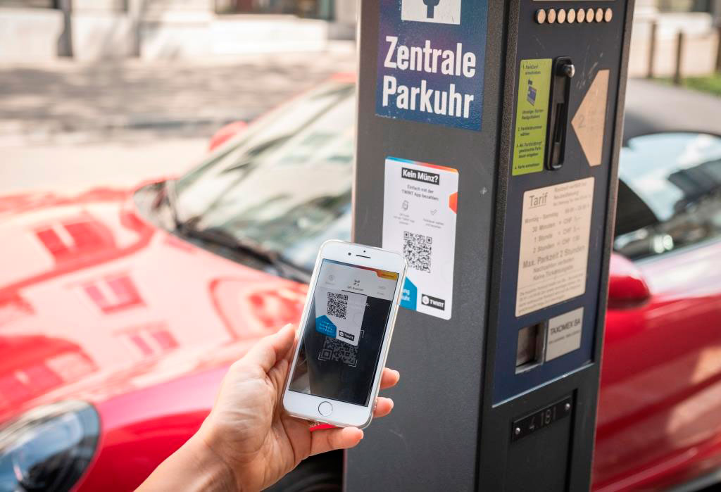 Mit dem Smartphone wird der QR-Code an der Parkuhr gescannt