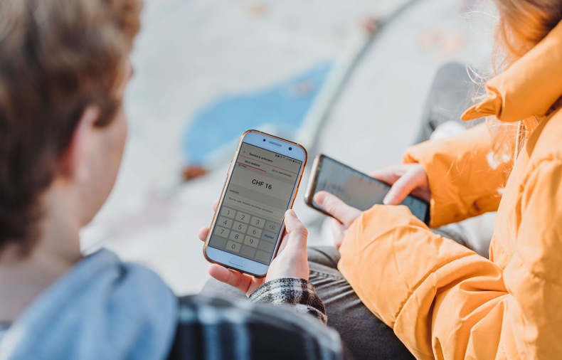 Zwei Personen senden Geld via Smartphone